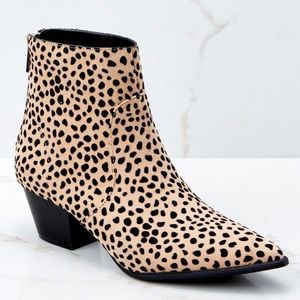 Size 7 (fit like 8) New Cheetah Booties